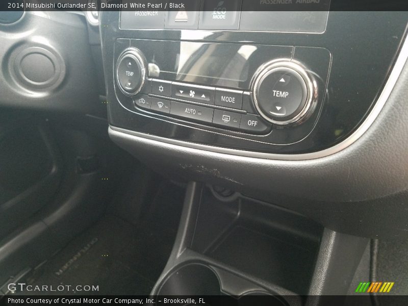 Diamond White Pearl / Black 2014 Mitsubishi Outlander SE