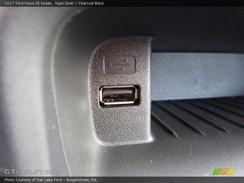 Ingot Silver / Charcoal Black 2017 Ford Focus SE Sedan