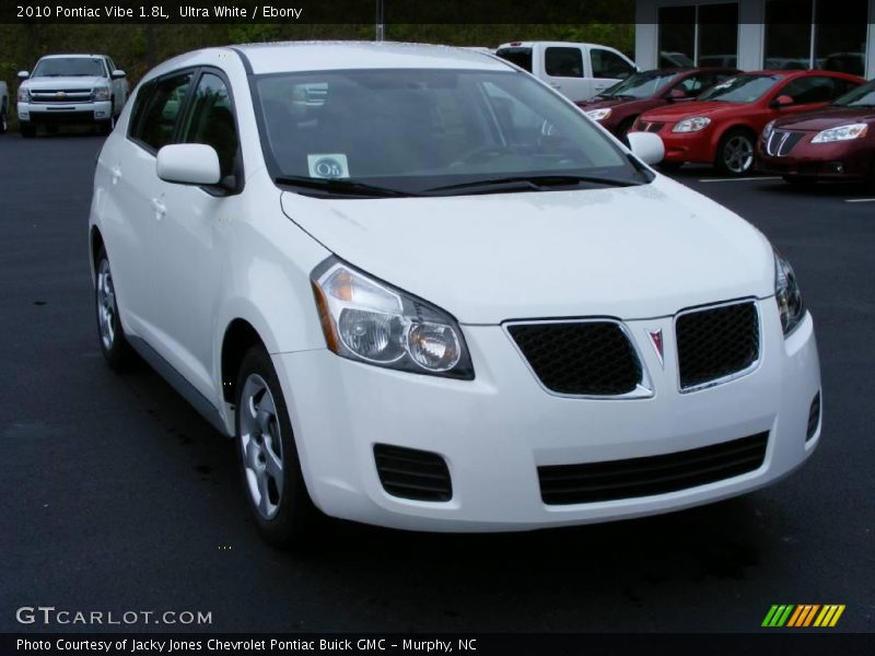 Ultra White / Ebony 2010 Pontiac Vibe 1.8L