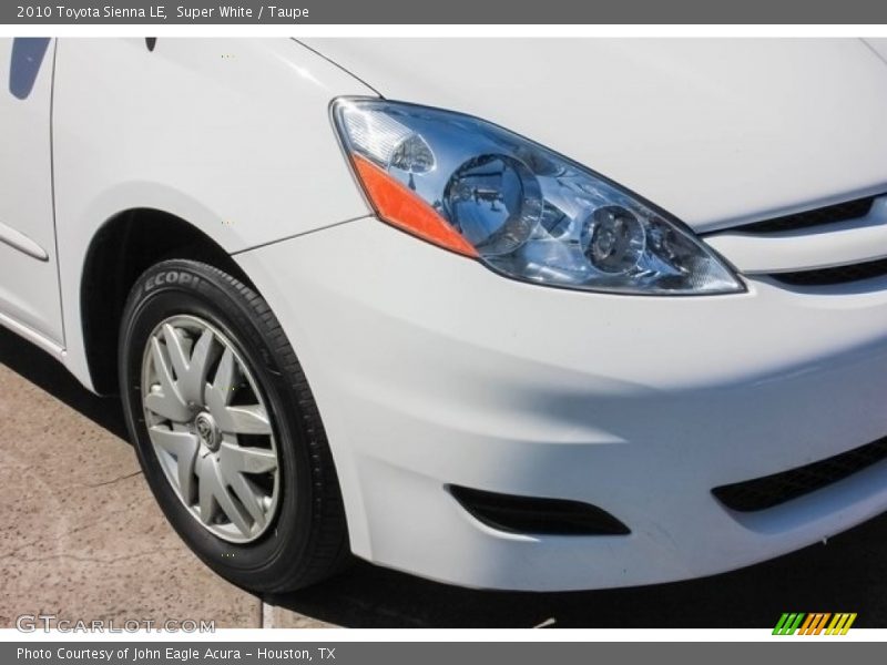 Super White / Taupe 2010 Toyota Sienna LE