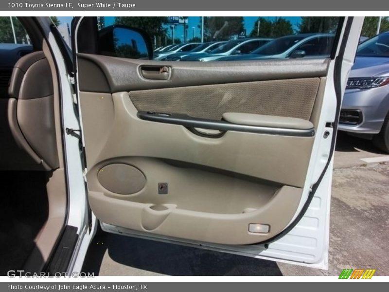 Super White / Taupe 2010 Toyota Sienna LE