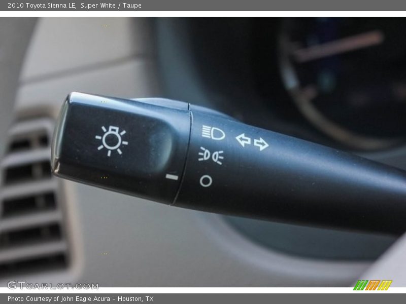 Super White / Taupe 2010 Toyota Sienna LE