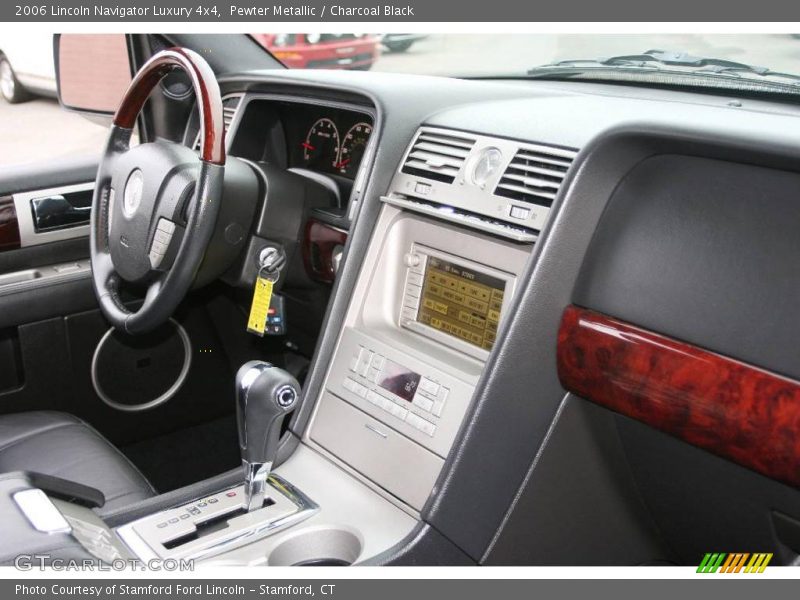 Pewter Metallic / Charcoal Black 2006 Lincoln Navigator Luxury 4x4