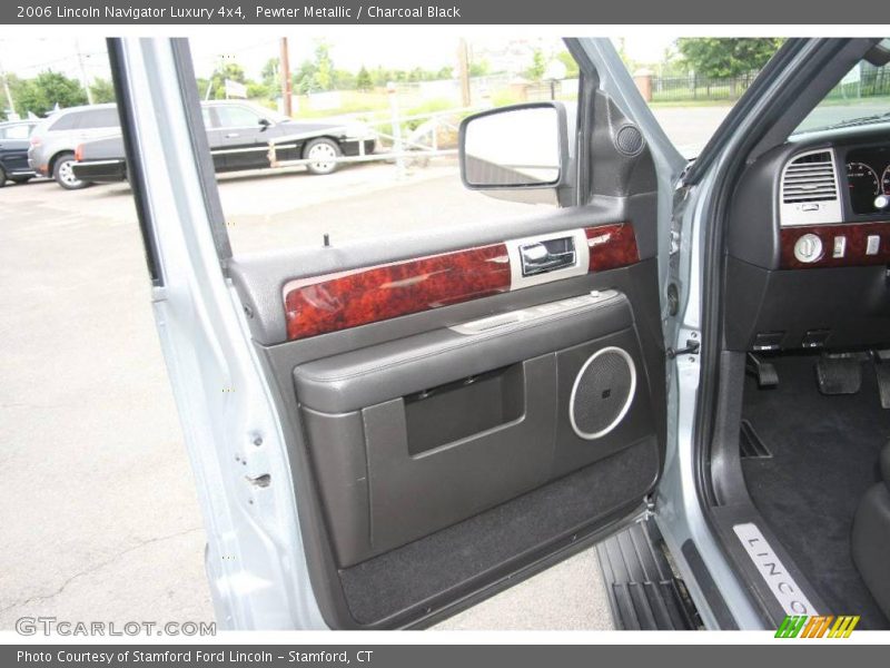 Pewter Metallic / Charcoal Black 2006 Lincoln Navigator Luxury 4x4