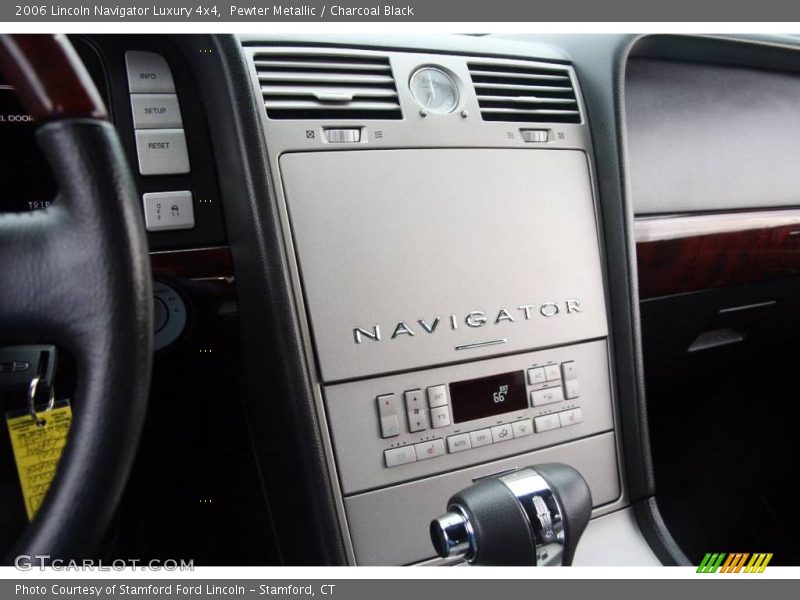 Pewter Metallic / Charcoal Black 2006 Lincoln Navigator Luxury 4x4