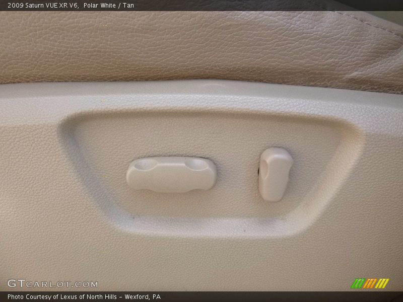 Polar White / Tan 2009 Saturn VUE XR V6
