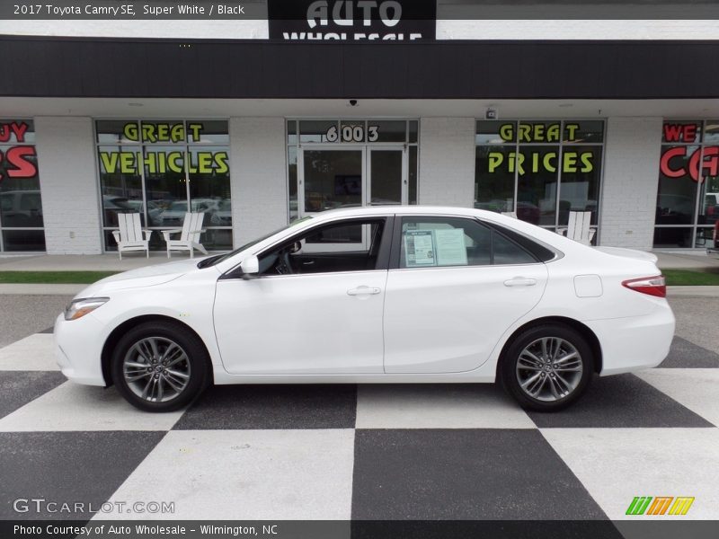 Super White / Black 2017 Toyota Camry SE
