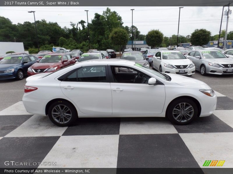 Super White / Black 2017 Toyota Camry SE