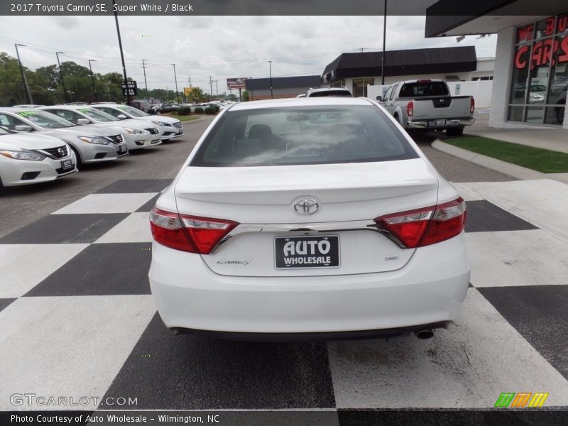 Super White / Black 2017 Toyota Camry SE