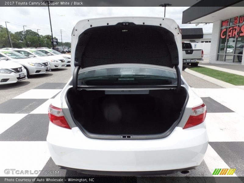 Super White / Black 2017 Toyota Camry SE