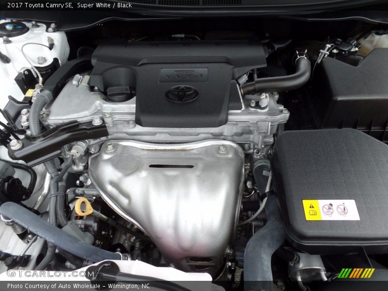 Super White / Black 2017 Toyota Camry SE