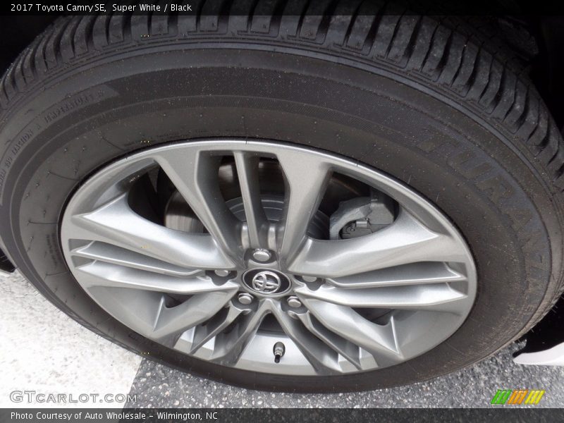Super White / Black 2017 Toyota Camry SE
