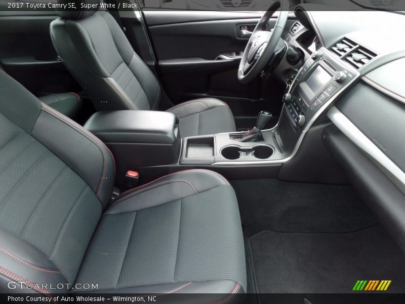 Super White / Black 2017 Toyota Camry SE