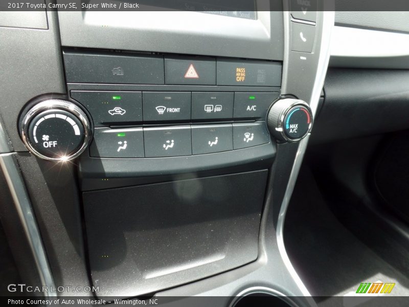 Super White / Black 2017 Toyota Camry SE