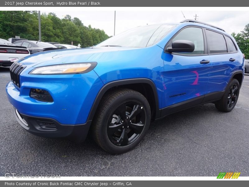 Front 3/4 View of 2017 Cherokee Sport