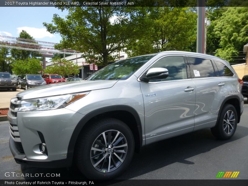 Front 3/4 View of 2017 Highlander Hybrid XLE AWD