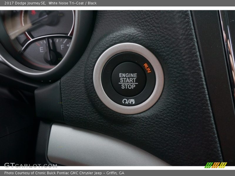 White Noise Tri-Coat / Black 2017 Dodge Journey SE