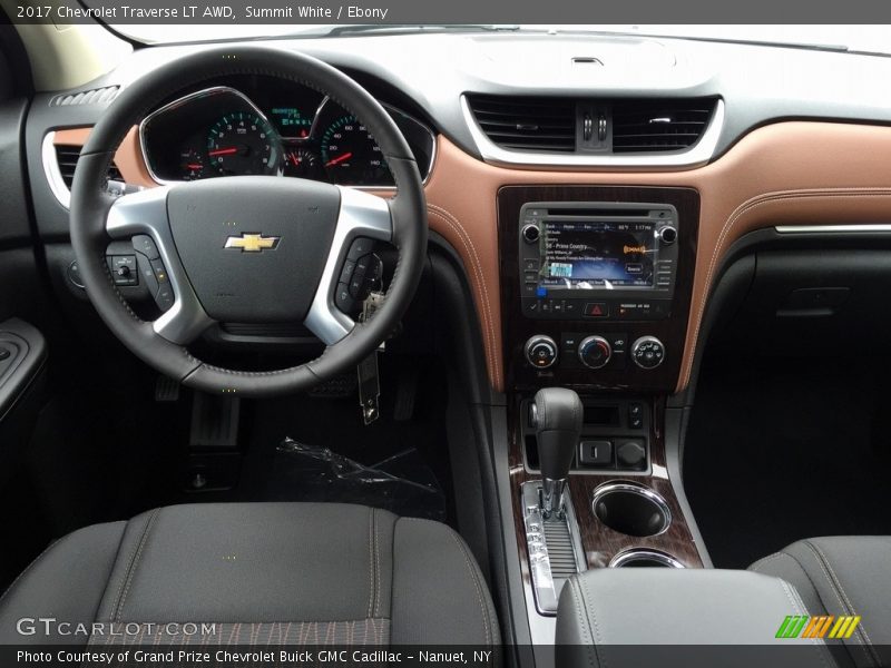 Summit White / Ebony 2017 Chevrolet Traverse LT AWD