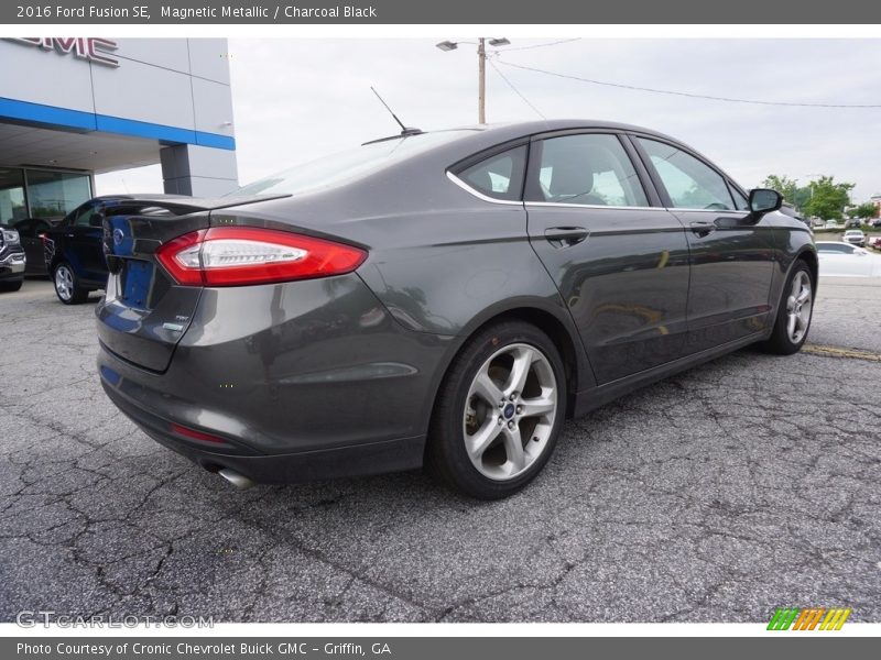 Magnetic Metallic / Charcoal Black 2016 Ford Fusion SE