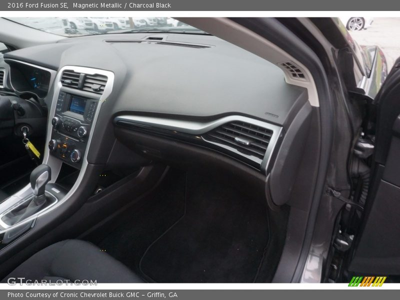 Magnetic Metallic / Charcoal Black 2016 Ford Fusion SE