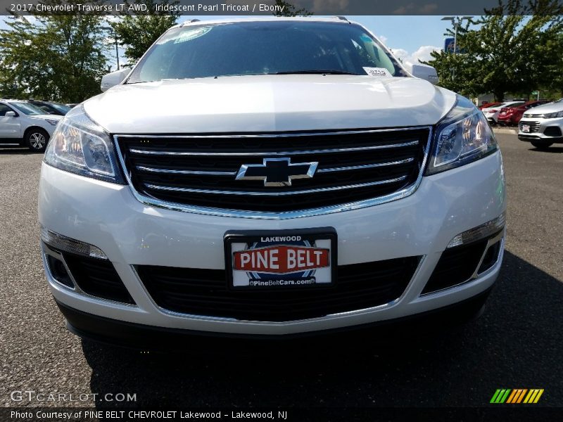 Iridescent Pearl Tricoat / Ebony 2017 Chevrolet Traverse LT AWD