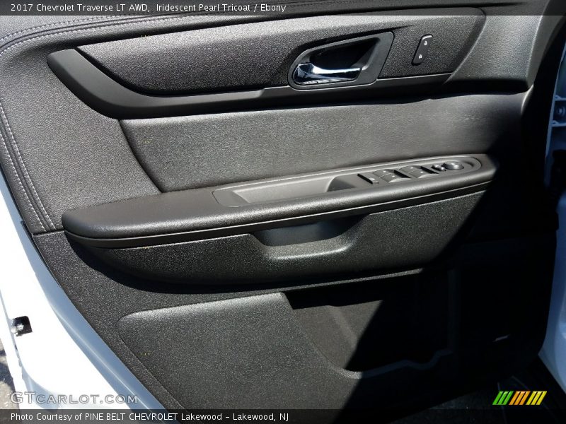 Iridescent Pearl Tricoat / Ebony 2017 Chevrolet Traverse LT AWD