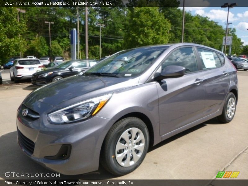 Front 3/4 View of 2017 Accent SE Hatchback