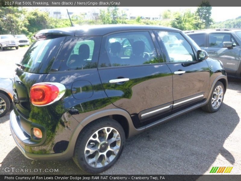 Nero (Black) / Nero/Grigio (Black/Gray) 2017 Fiat 500L Trekking