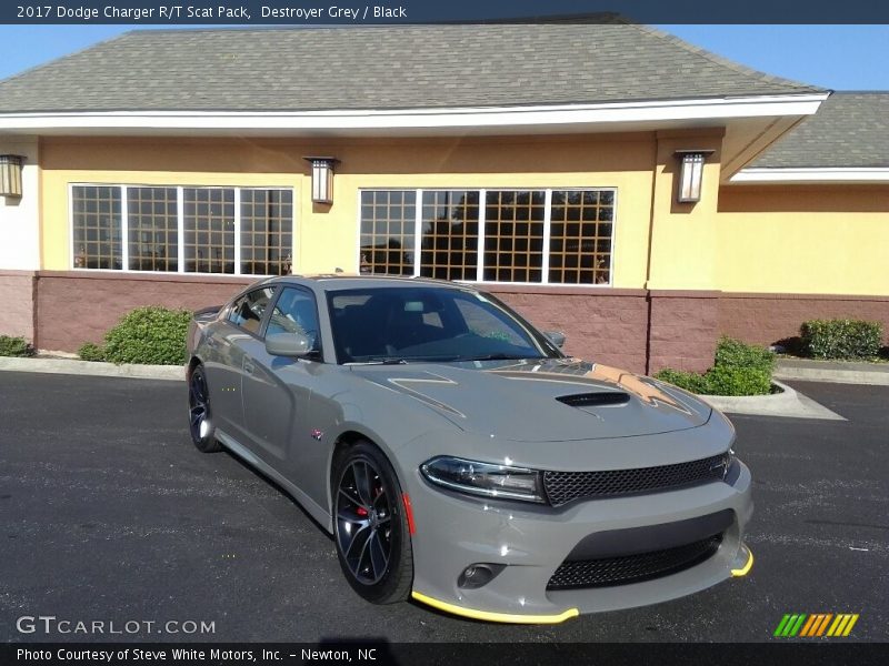 Front 3/4 View of 2017 Charger R/T Scat Pack