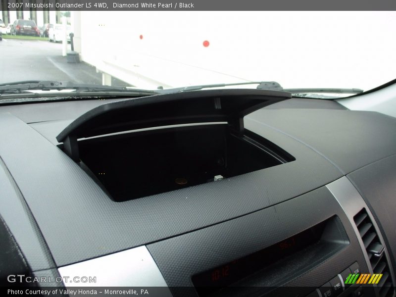 Diamond White Pearl / Black 2007 Mitsubishi Outlander LS 4WD