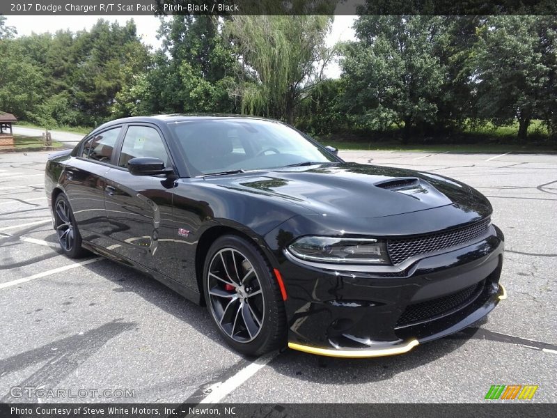 Front 3/4 View of 2017 Charger R/T Scat Pack