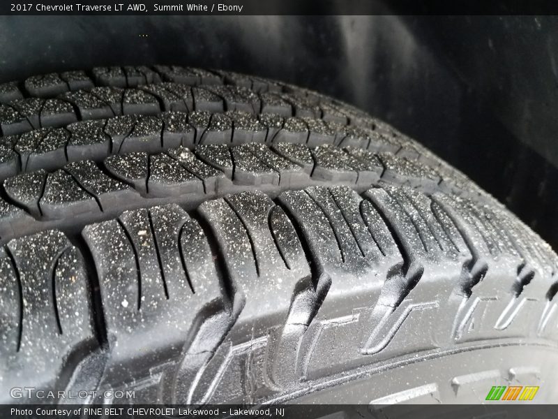Summit White / Ebony 2017 Chevrolet Traverse LT AWD