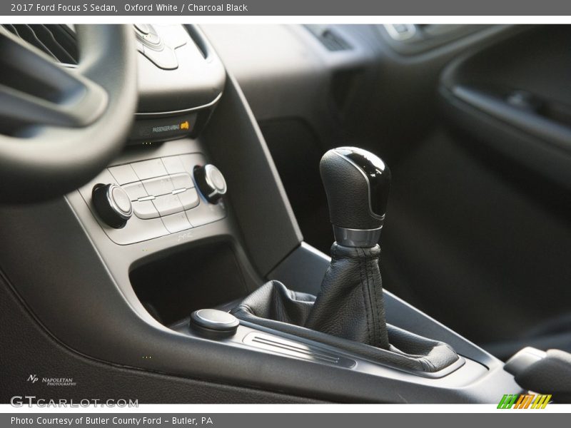 Oxford White / Charcoal Black 2017 Ford Focus S Sedan