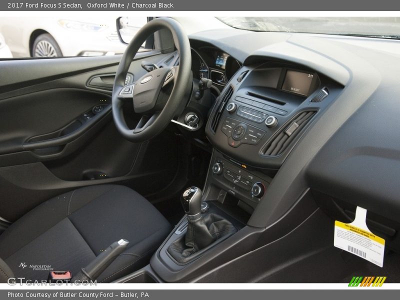 Oxford White / Charcoal Black 2017 Ford Focus S Sedan