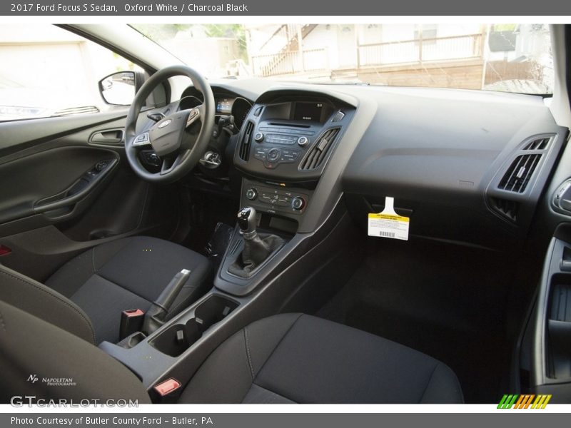 Oxford White / Charcoal Black 2017 Ford Focus S Sedan