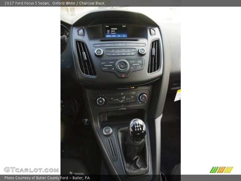 Oxford White / Charcoal Black 2017 Ford Focus S Sedan