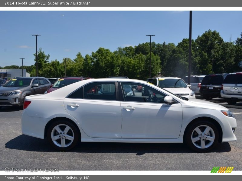 Super White / Black/Ash 2014 Toyota Camry SE