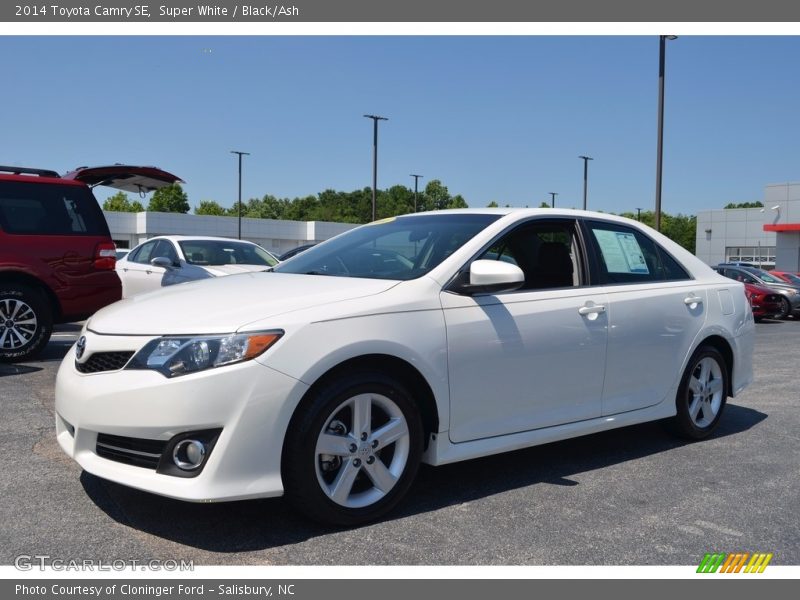 Super White / Black/Ash 2014 Toyota Camry SE