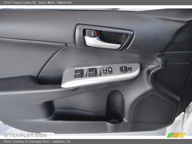 Super White / Black/Ash 2014 Toyota Camry SE