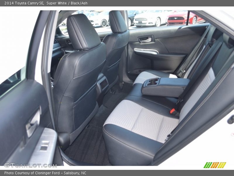 Super White / Black/Ash 2014 Toyota Camry SE