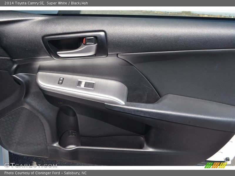 Super White / Black/Ash 2014 Toyota Camry SE