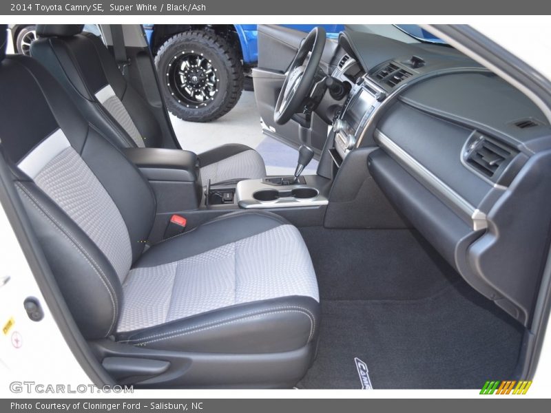 Super White / Black/Ash 2014 Toyota Camry SE