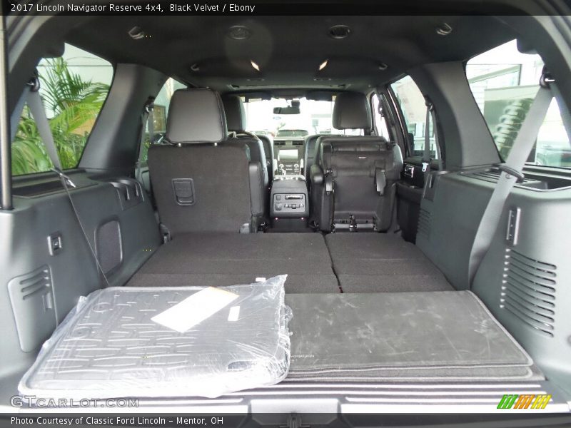  2017 Navigator Reserve 4x4 Trunk