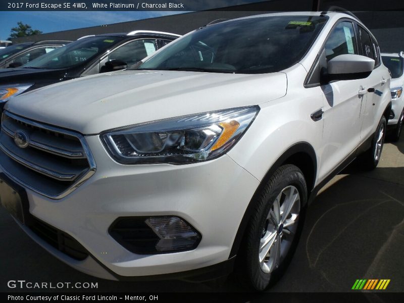 White Platinum / Charcoal Black 2017 Ford Escape SE 4WD