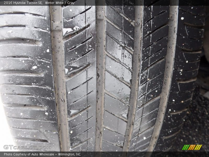 Winter White / Gray 2016 Hyundai Tucson SE