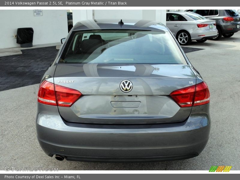 Platinum Gray Metallic / Titan Black 2014 Volkswagen Passat 2.5L SE
