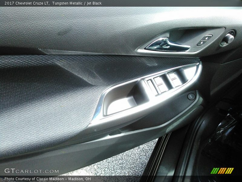Tungsten Metallic / Jet Black 2017 Chevrolet Cruze LT