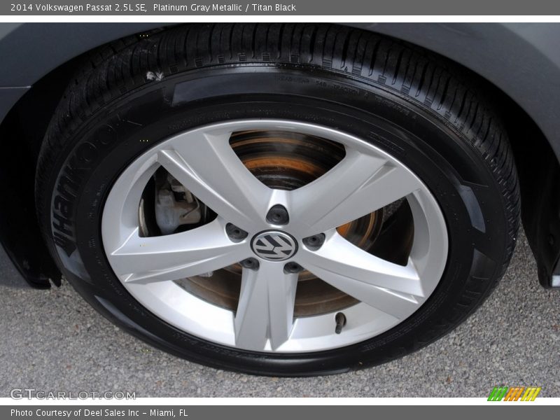 Platinum Gray Metallic / Titan Black 2014 Volkswagen Passat 2.5L SE