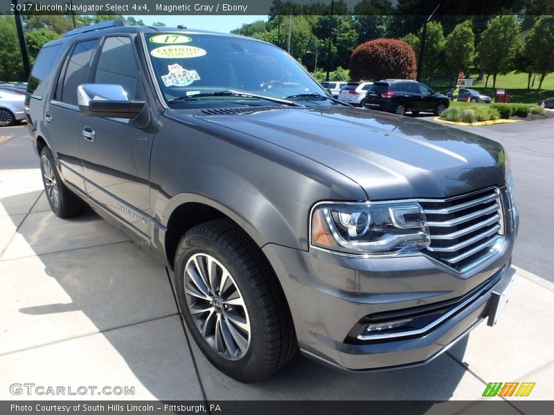 Front 3/4 View of 2017 Navigator Select 4x4