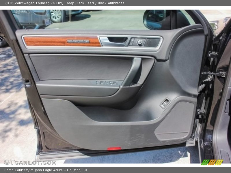 Deep Black Pearl / Black Anthracite 2016 Volkswagen Touareg V6 Lux